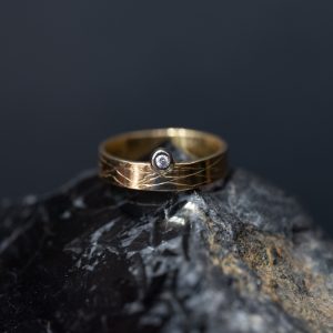 Anillo de Oro rallado con Brillante externo