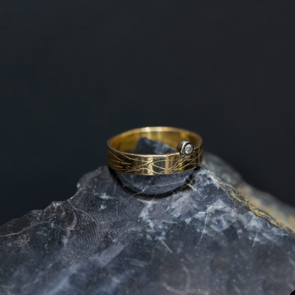 Anillo de Oro rallado con Brillante externo - Imagen 2