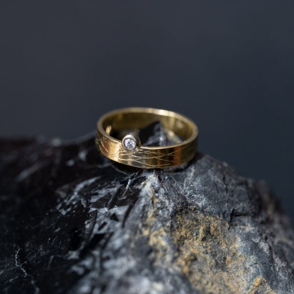 Anillo de Oro rallado con Brillante externo - Imagen 3