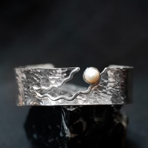 Brazalete Martillado en Grieta con Perla
