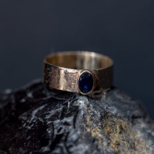 Anillo de Oro Viejo con Zafiro
