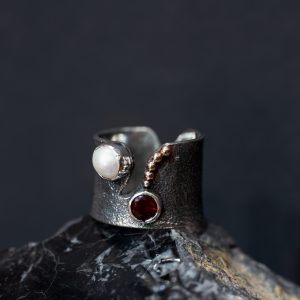 Anillo de Perla con Granate y Oro