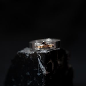 Anillo Franja y Piedra